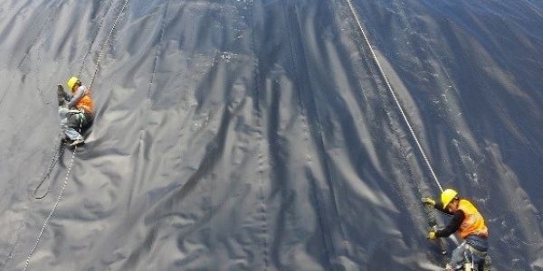 Soldadura por cuña caliente y extrusión en taludes. " EJECUCION DE PRESA DE RELAVES PROYECTO PLANTA DE BENEFICIO USAYMA"