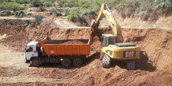 Corte y carguío de material " EJECUCION DE PRESA DE RELAVES PROYECTO PLANTA DE BENEFICIO USAYMA"