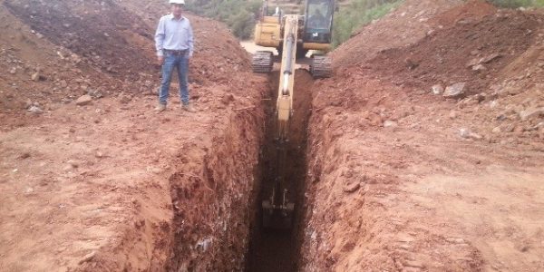 Excavación para la instalación de titubearía en la base del dique " EJECUCION DE PRESA DE RELAVES PROYECTO PLANTA DE BENEFICIO USAYMA"