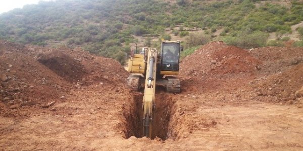 Excavación para la instalación de titubearía en la base del dique " EJECUCION DE PRESA DE RELAVES PROYECTO PLANTA DE BENEFICIO USAYMA"